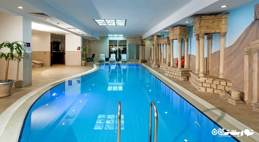 نمای کلی استخر سرپوشیده هتل